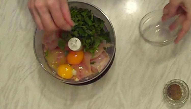 Punem și pătrunjelul în bolul blenderului.