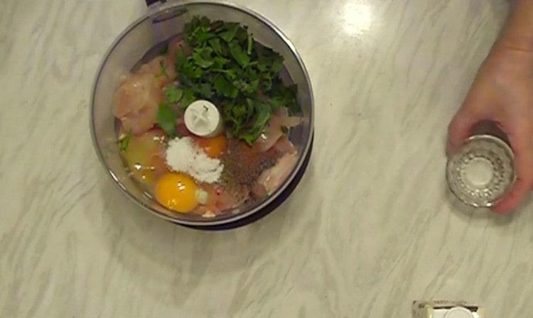 Adăugați sare și piper.