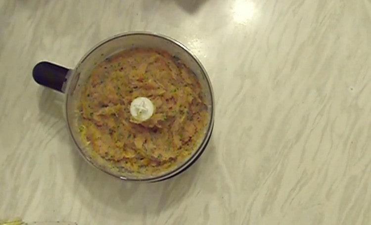 Întrerupem toate componentele cu un blender până se obține o masă omogenă.