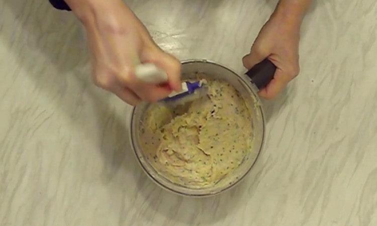 Bate din nou masa. astfel încât să devină mai tandru și aerisit.