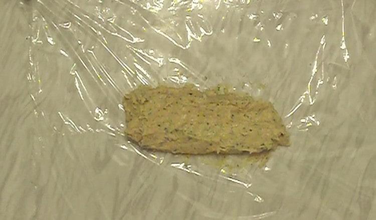 Răspândim jumătate din masa pregătită pe un film alimentar.