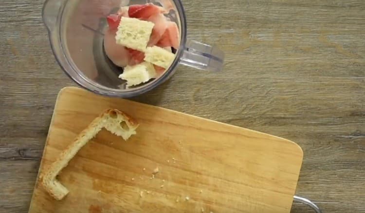 Agregue la miga de pan al pescado en la licuadora.