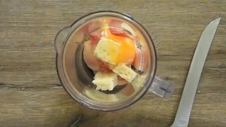 También colocamos un huevo en la licuadora.