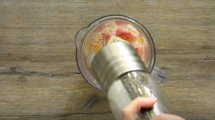 Agrega sal y pimienta.