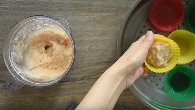 Difundimos el soufflé en los moldes.