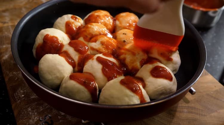 Smør emnet med vores tomatsaus.