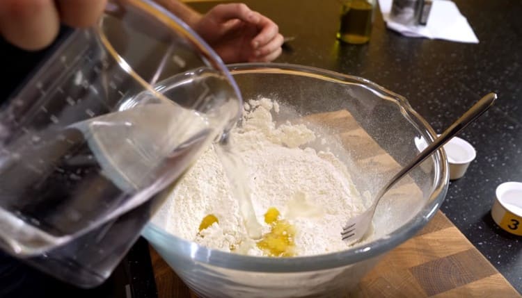 Tilsæt olivenolie og varmt vand.