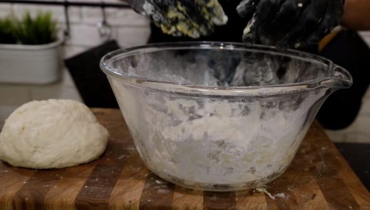 Lad dejen stå på et varmt sted, så det stiger.