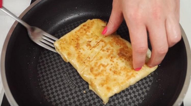 Prăjiți clătita pe ambele părți.