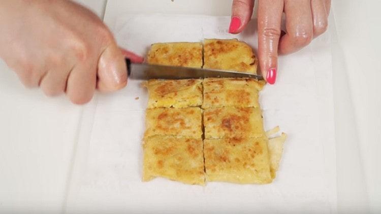 Clatita finita pentru servire, taiata in bucati.