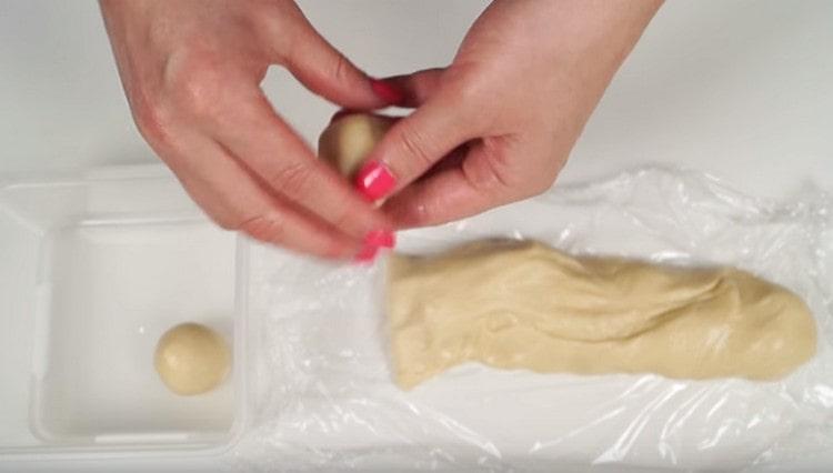 Din aluatul făcut la frigider, facem preparate din porții.