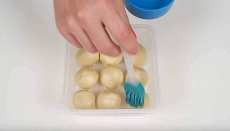 Ungeți piesa de prelucrat cu ulei vegetal și, de asemenea, lăsați să se prepara timp de o oră.