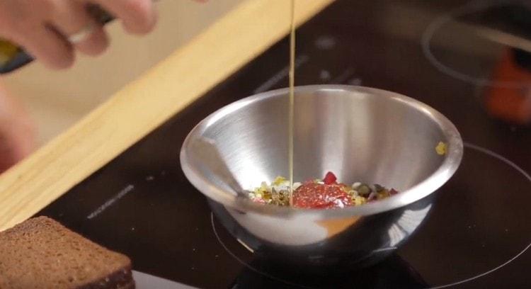 Agregue un poco de aceite de oliva, sal, pimienta.