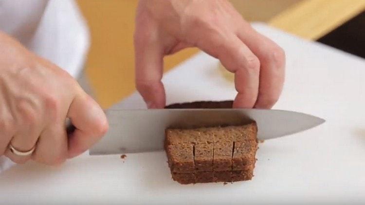 Cortar el pan Borodino en cubitos.