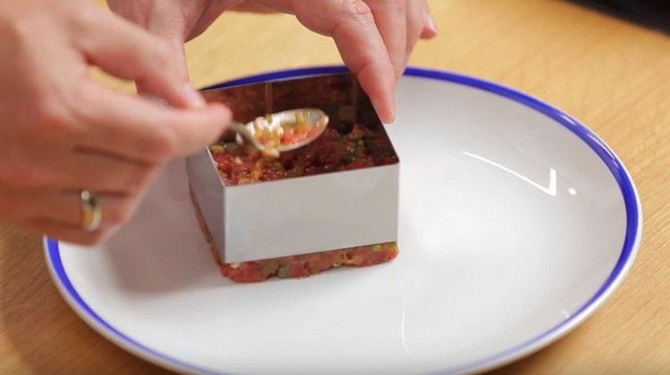 Ponemos el sarro en el anillo, apisonamos un poco.