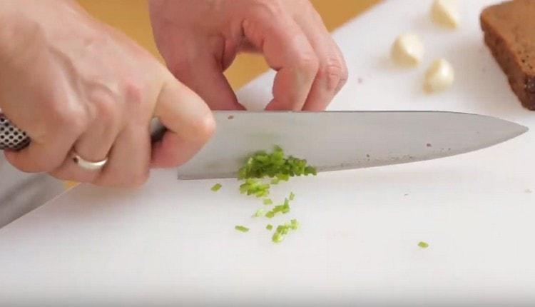 Pica finamente los tallos de apio.