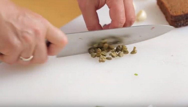 Moler las alcaparras.