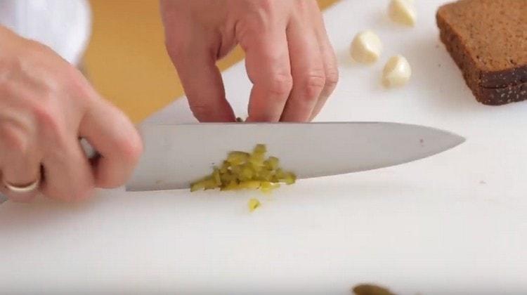 Pica finamente el pepinillo.