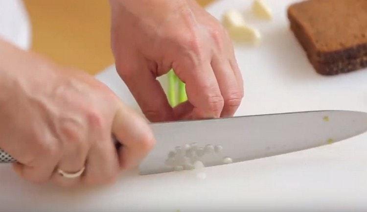 Moler la parte blanca de la cebolla fresca.