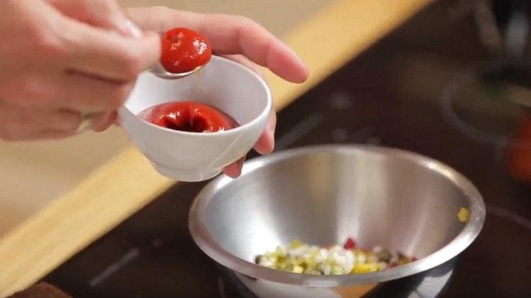 Agregue mostaza Dijon, salsa de tomate y salsa a los componentes triturados.