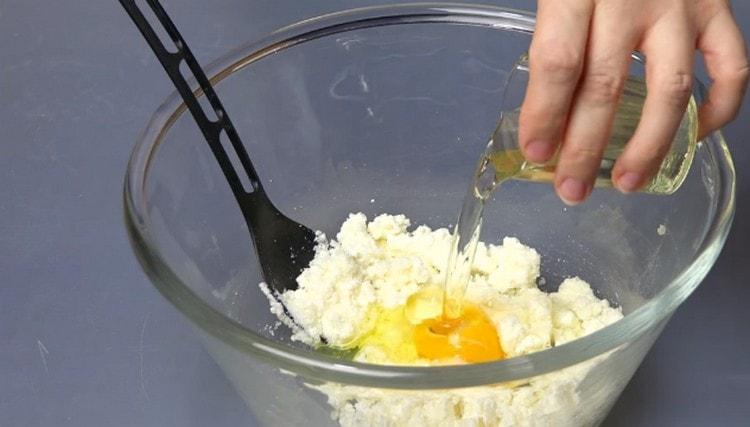 Ipinakilala namin ang langis ng gulay sa curd mass.