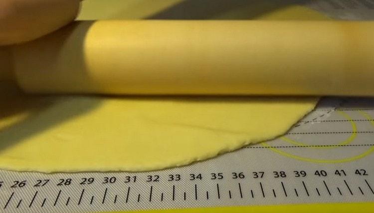 Enrotlleu cada part de la massa finament.