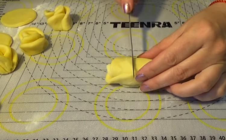 Torquem el blanc amb un rotllo i el tallem per la meitat.