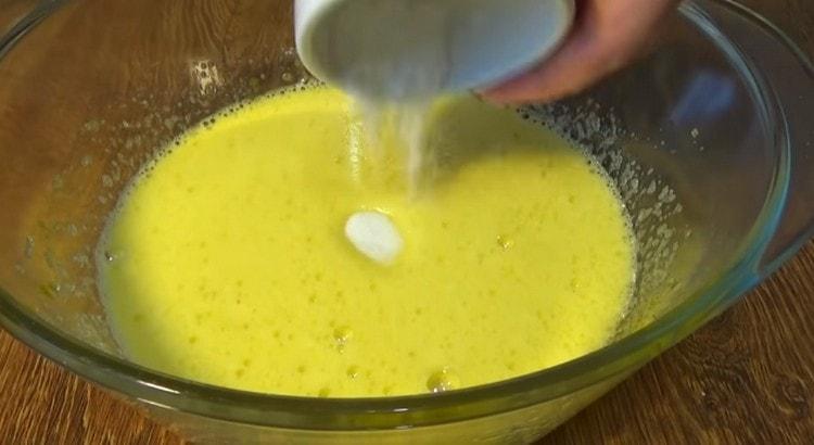 Afegiu-hi un polsim de sal i vanil·lina.