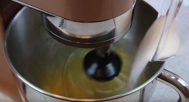 Ajouter progressivement le sucre aux œufs.