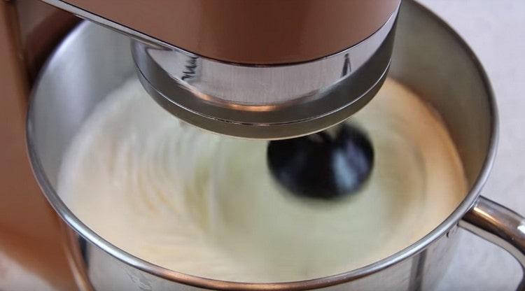 Battez les œufs en une masse légère et luxuriante.