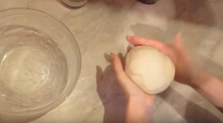 Rotiți aluatul final într-o chiflă.