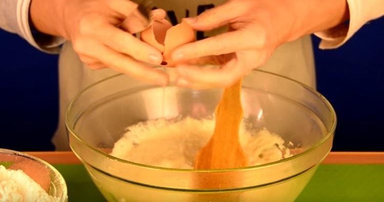 Ipinakikilala namin ang mga itlog sa kuwarta, ihalo.