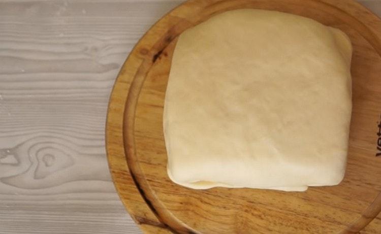 Med ett kuvert lindar vi ett skikt av deg runt en klump placerad i mitten.