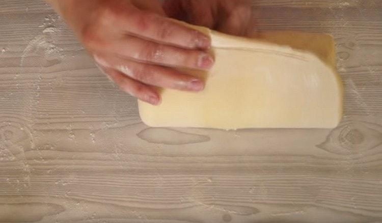 Vik igen degen med ett kuvert.