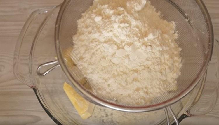 Sikt mjölet till oljan.