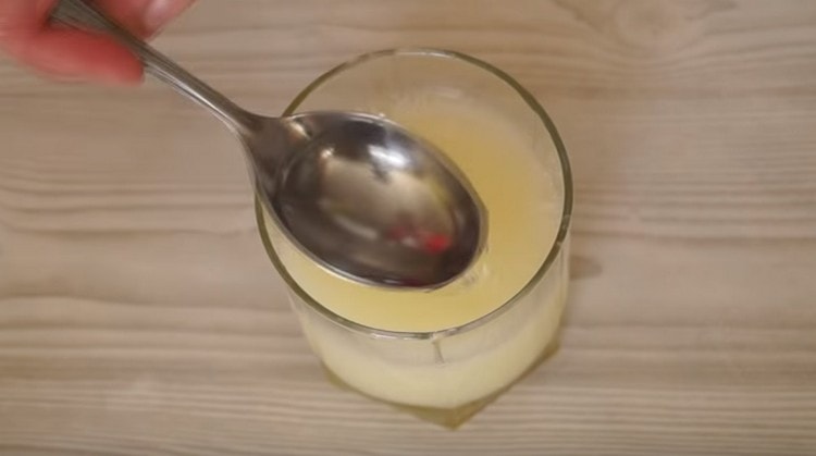 Vi bryter ägget i vattnet, blanda, tillsätt vinäger.