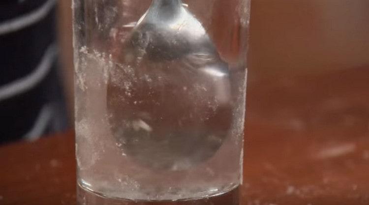 Se adaugă sare și oțet în apă, se amestecă bine.