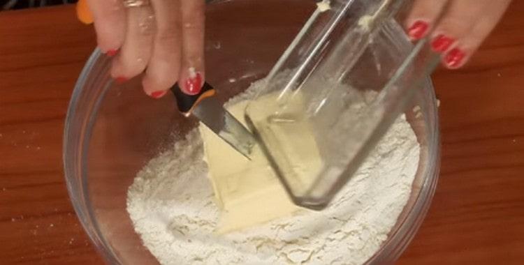 Pentru a doua opțiune, adăugați imediat ulei în făină.