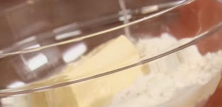 Toarna toata apa preparata faina si untul dintr-o data.