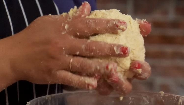 Frământarea are ca rezultat un aluat neted și lipicios.