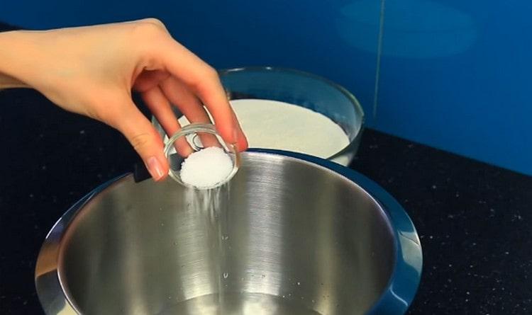 Смесете водата със солта.