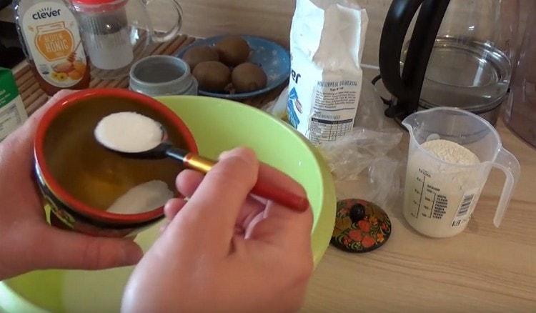 Добавете сол към кефира.