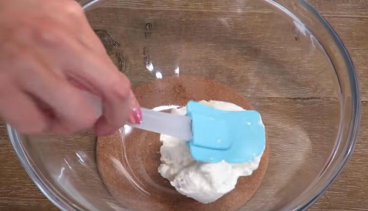 Ikinakalat namin ang keso sa cottage sa isang mangkok.