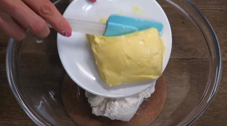 Magdagdag ng malambot na mantikilya sa curd.