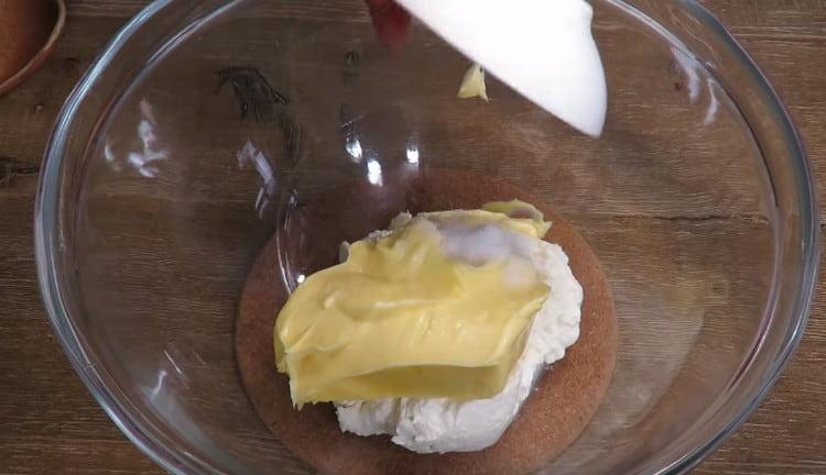 Magdagdag ng asin at asukal din.