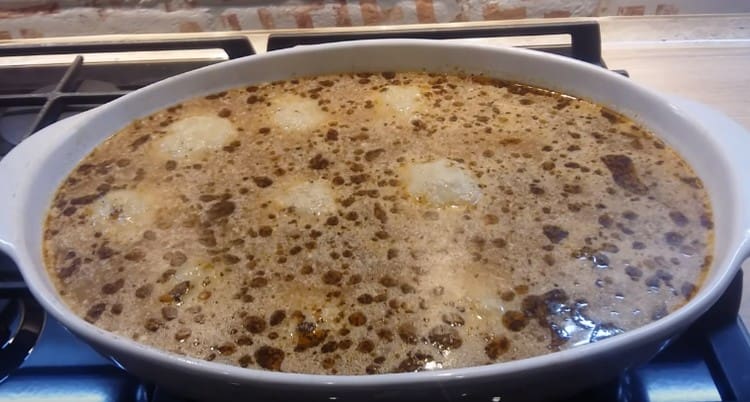 Nalijte získanou omáčku do našich masových kuliček ve formě.