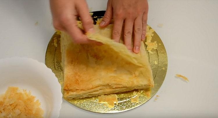 Внимателно разделете всяка торта на части.