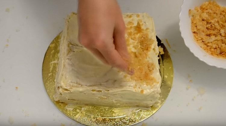 Поръсете почти готовия деликатес с трохите, останали от питките.