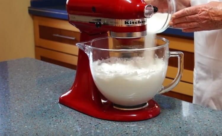 Bateu les proteïnes afegint-hi sucre.