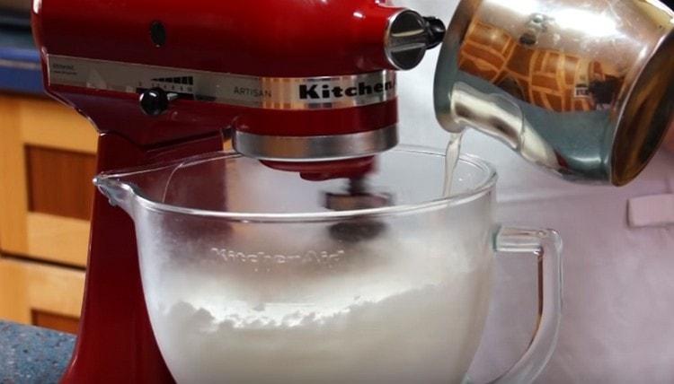 La gelatina s’introdueix a la massa proteica.